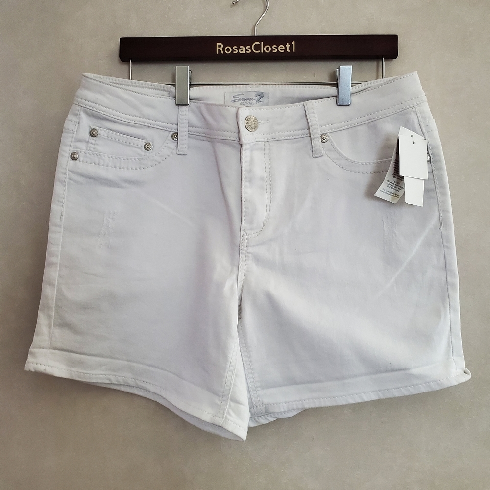 NWT Seven7 White Short